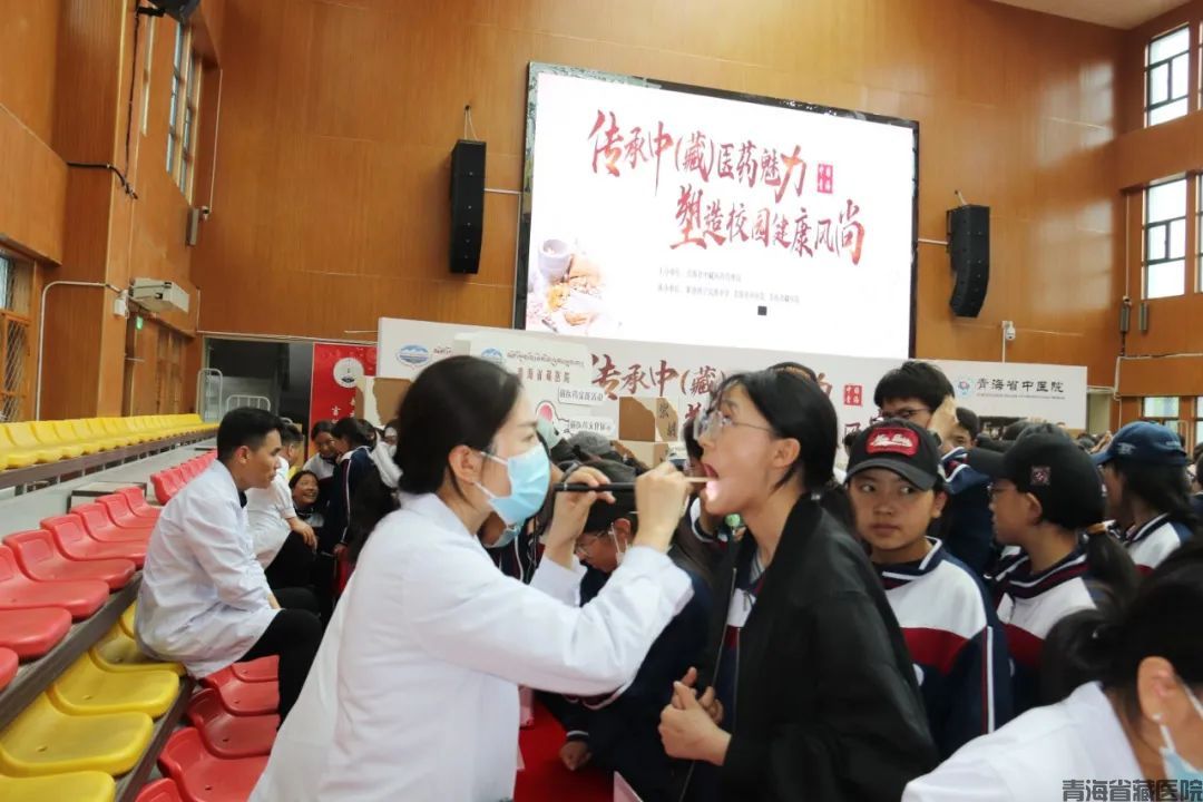 12儿科大夫检查.jpg